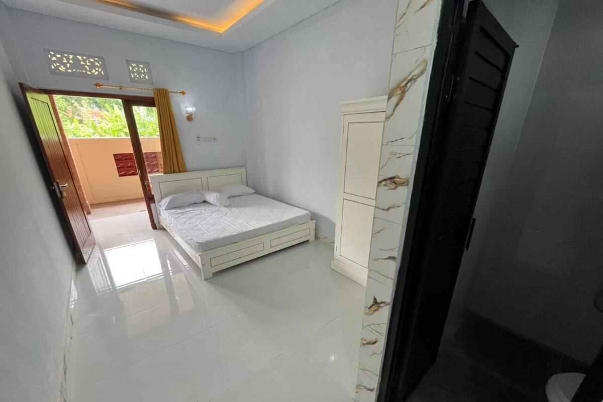 Premium bedding, desk, free WiFi, bed sheets