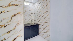Kamar Double Standar | Seprai premium, meja kerja, Wi-Fi gratis, dan seprai linen