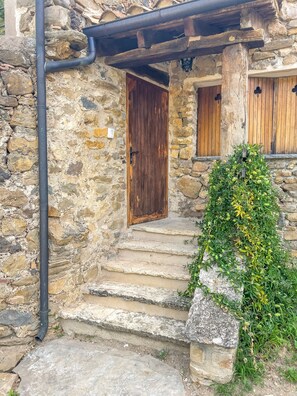 Exterior detail - Holiday Home 'Can Blanc - 11 Persones' with Mountain View, Shared Pool and Wi-Fi (Montagut)