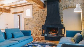 Televisie, een open haard en een tafeltennistafel