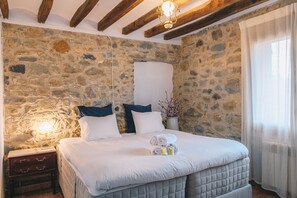 5 bedrooms, WiFi, bed sheets - Holiday Home 'Can Blanc - 11 Persones' with Mountain View, Shared Pool and Wi-Fi (Montagut)