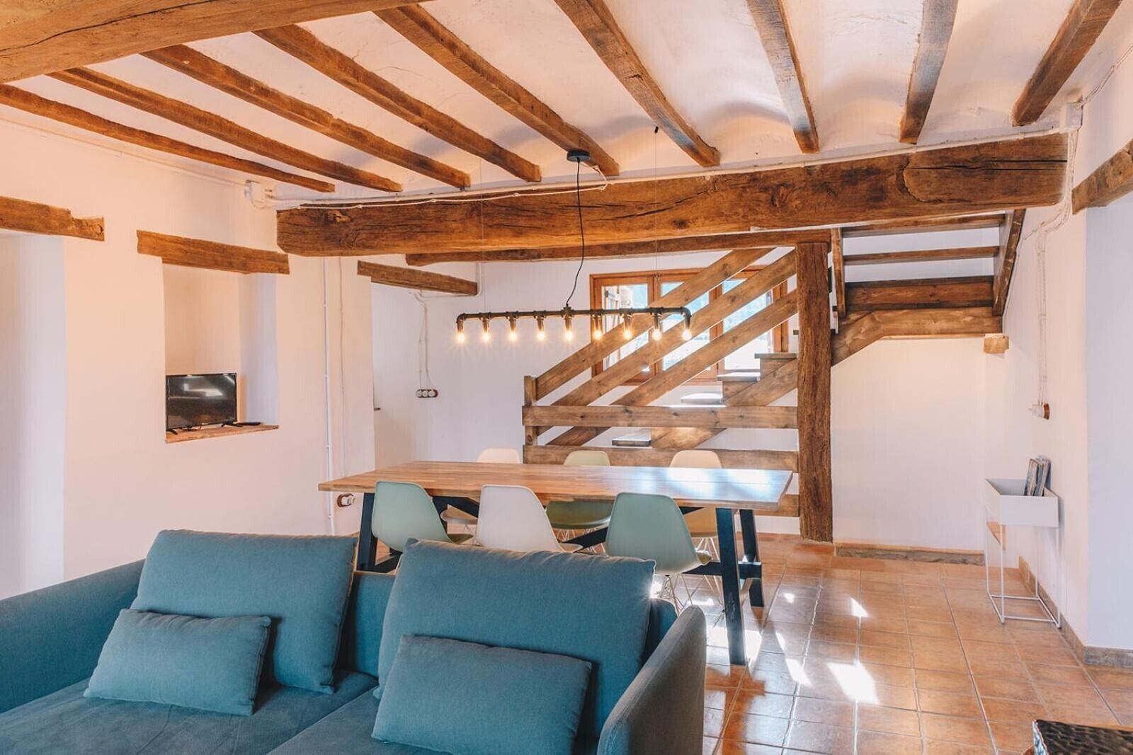 Fernseher, Kamin, Tischtennisplatte