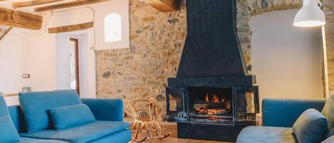 Télévision, cheminée, table de tennis de table