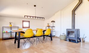 Dining - Can Blanc de Dalt – Spacious Apartment in Garrotxa Natural Park (Girona)