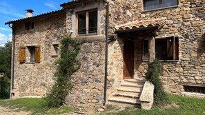 Exterior - Can Blanc de Dalt – Spacious Apartment in Garrotxa Natural Park (Girona)