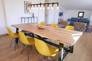 Dining - Can Blanc de Dalt – Spacious Apartment in Garrotxa Natural Park (Girona)