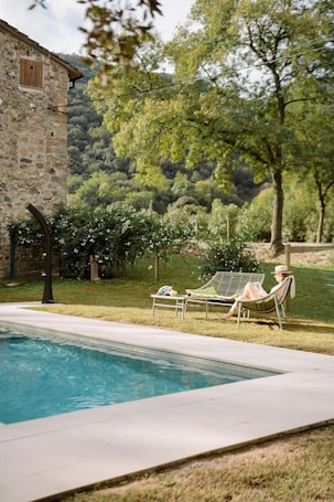 Pool. Can Blanc de Dalt – Spacious Apartment in Garrotxa Natural Park