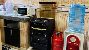 Een koelkast, een microgolfoven, een oven, een kookplaat