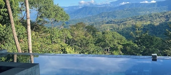 3 Bedroom House with stunning Mountain Views. 15 minutes from several beaches