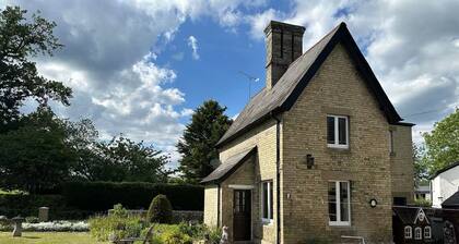 Crusader Cottage - Cosy 2 bed detached cottage in quiet village