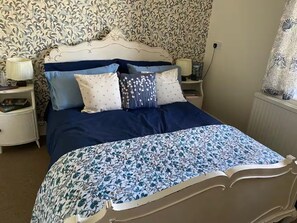 2 bedrooms, iron/ironing board, free WiFi, bed sheets - Crusader Cottage - Cosy 2 bed detached cottage in quiet village (Harlow)