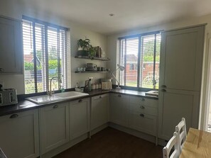 Fridge, microwave, oven, dishwasher - Crusader Cottage - Cosy 2 bed detached cottage in quiet village (Harlow)