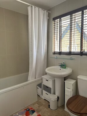 Een haardroger, handdoeken, zeep, shampoo