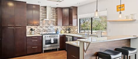 Frigorífico, microondas, horno y placa de cocina