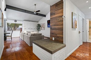 Interior - Lounge Poolside & Grill Stylish Space for Groups, Games/Foosball Mins to Domain (Austin)