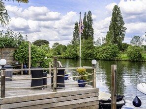 Cottage | Property grounds - River Haven (Thames Ditton)