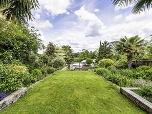 Cottage | Property grounds - River Haven (Thames Ditton)