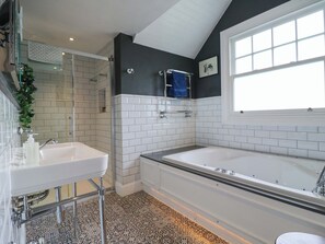Shower - River Haven - River Thames Frontage House (Thames Ditton)
