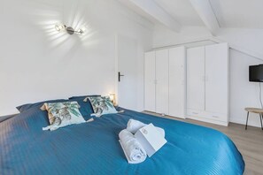 2 bedrooms, desk, iron/ironing board, free WiFi - Comfortable air-conditioned villa, walking distance to the beach with terrace and private parking (Agde)