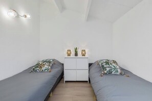 2 bedrooms, desk, iron/ironing board, free WiFi - Comfortable air-conditioned villa, walking distance to the beach with terrace and private parking (Agde)