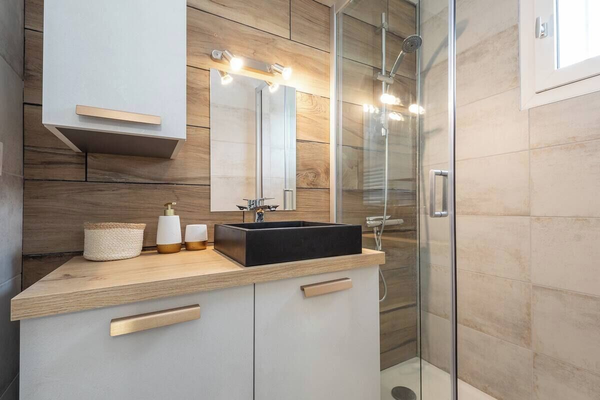 Shower, hair dryer, soap, toilet paper