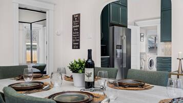 Ferienhaus, Mehrere Betten, Küche, Gartenblick | Speisen