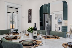 Ferienhaus, Mehrere Betten, Küche, Gartenblick | Speisen