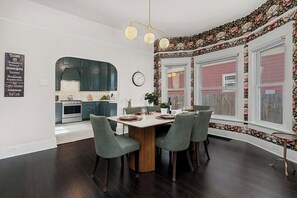 Casa, diversos llits, cuina, vistes al jardí | Servei de restauració