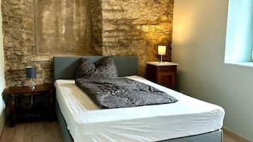 Planxa i posts de planxar, wifi i roba de llit