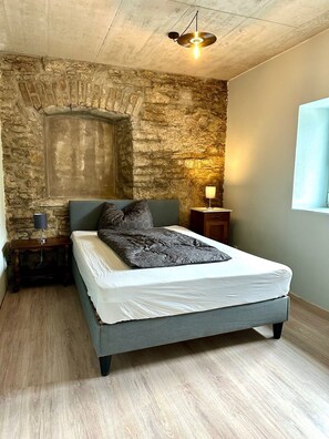 Tabla de planchar con plancha, wifi, ropa de cama