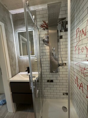 Ducha, bañera de hidromasaje, secador de pelo y toallas