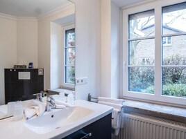 Apartamento, 1 habitación | Baño | Secador de pelo, toallas, jabón y champú