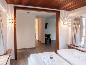 In-room safe, desk, laptop workspace, free WiFi - Hekmat Apartments Husum Nordsee (Husum)
