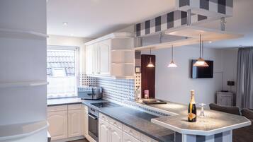 Căn hộ, 2 phòng ngủ | Bếp riêng | Tủ lạnh, lò vi sóng, lò nướng, bếp nấu