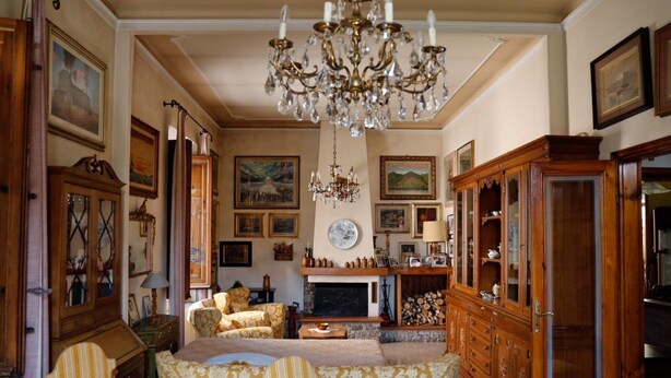 A traditional living room with a fireplace, a chandelier, and a dining area. - Villa Lilly, a short walk from the historic center of Lucca (Lucca)