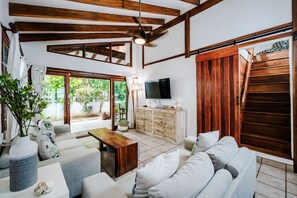 TV, books - 150 ft to Sand & Surf - 3 BR Beach House & Pool (Tamarindo)