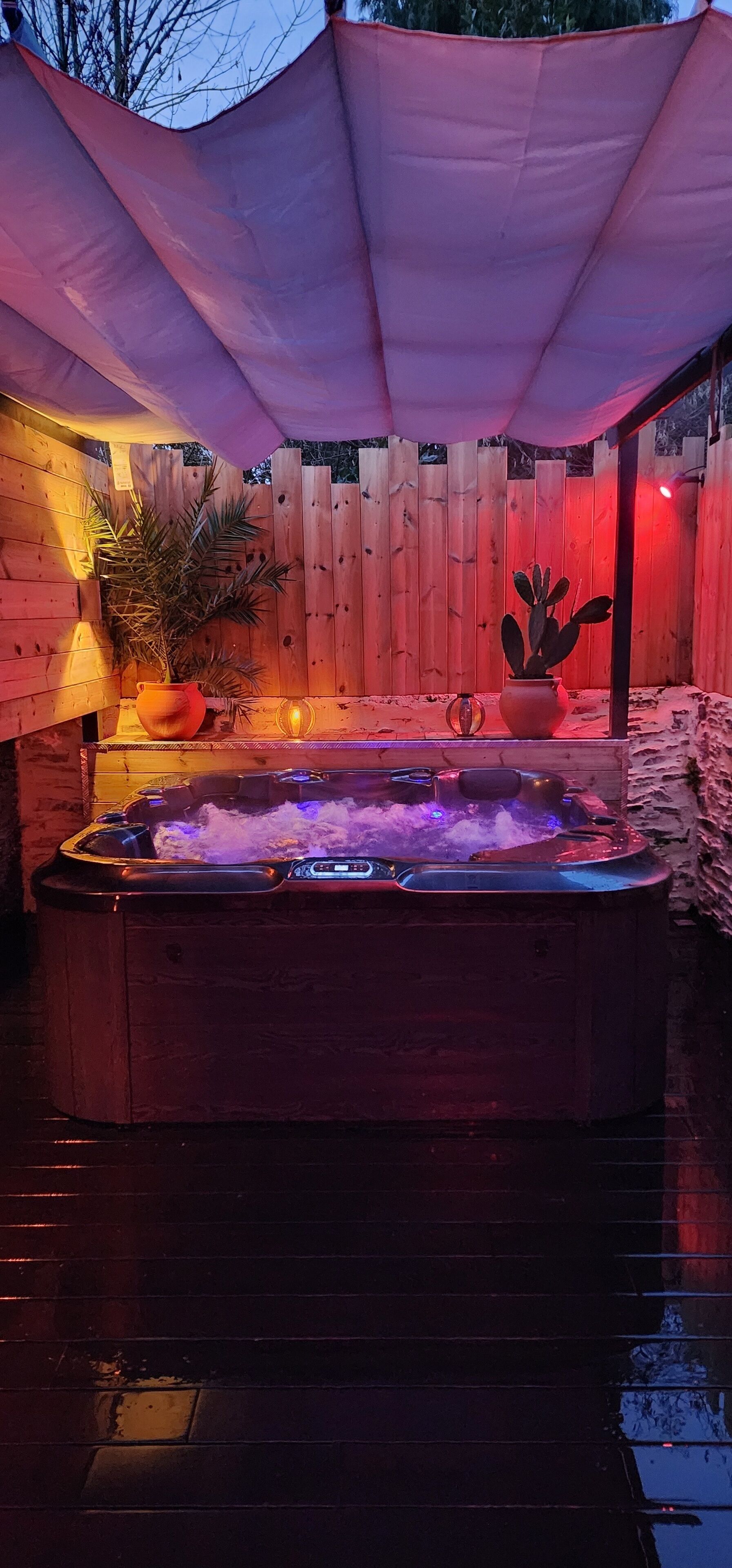 Outdoor spa tub