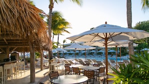 A poolside area with lounge chairs, umbrellas, and a bar. - Spacious 3BR Villa in Duck Key | Fishing + Pools (Duck Key)