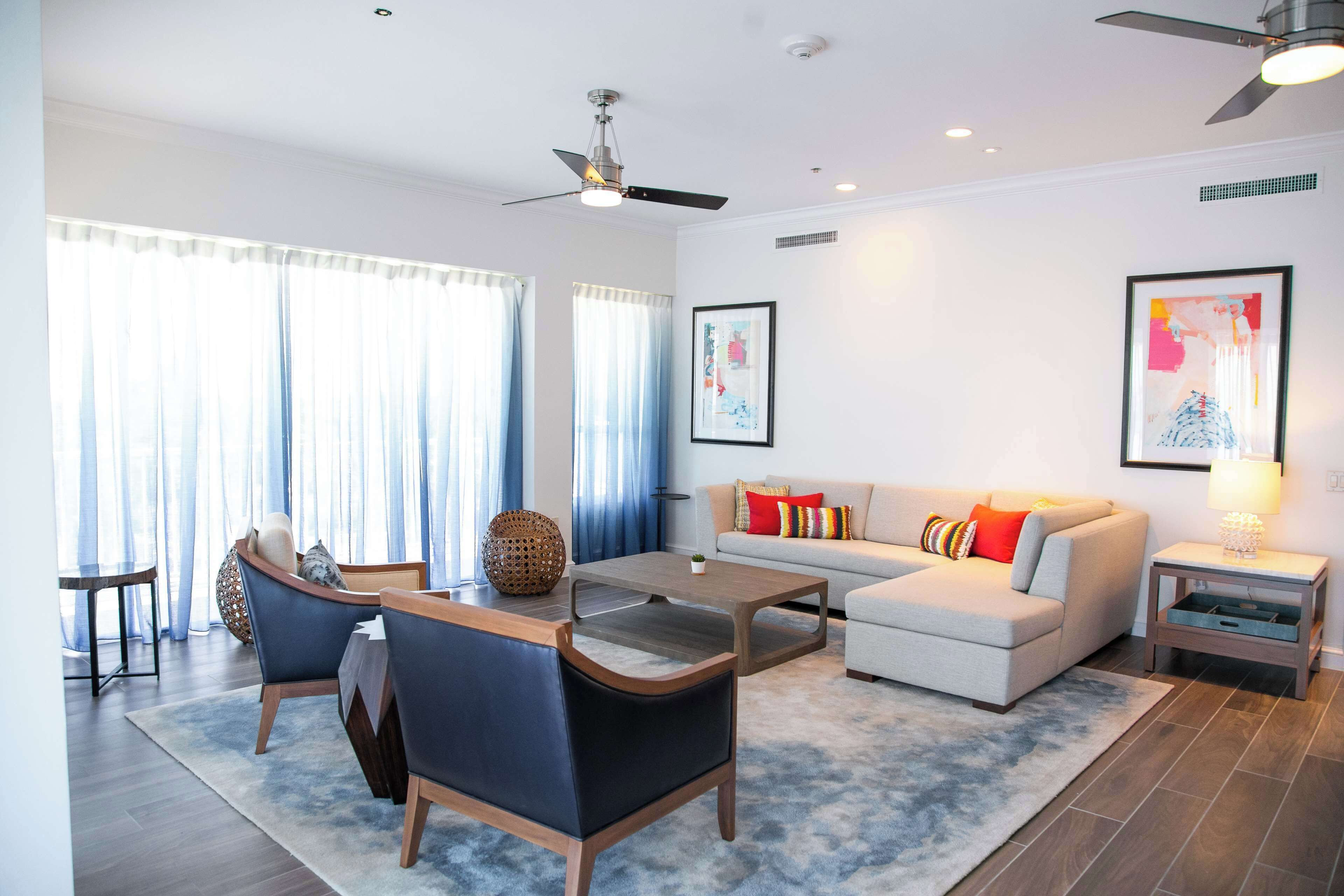 Een televisie en een kantoor