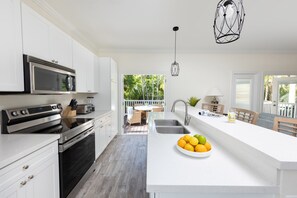 Fridge, microwave, oven, stovetop - 3BR Premium Duck Key Villa | Pool + Garden Patio (Duck Key)