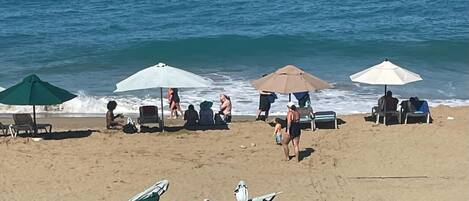 ビーチ、白砂、サンラウンジャー、ビーチパラソル