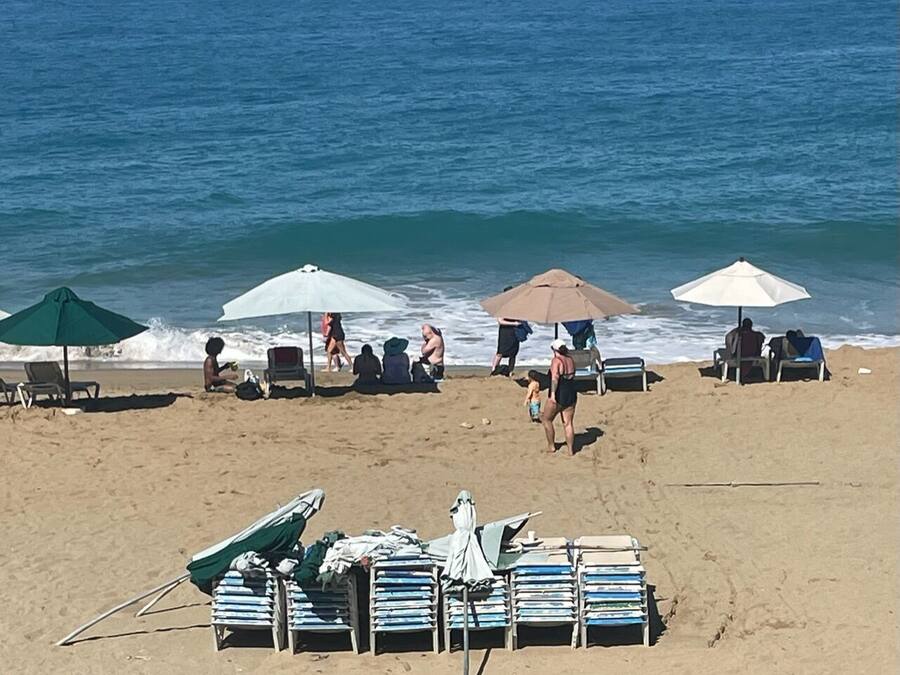 Plage, sable blanc, chaises longues, parasols