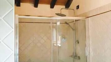 Dusche, Haartrockner, Bidet, Handtücher