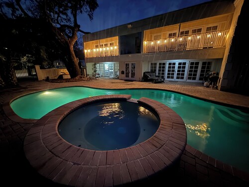 Poolside Guest Suite in Mansion with Private Entrance & En-Suite Bathroom.