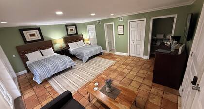 Quaint bed & breakfast in sunny Tampa with pool