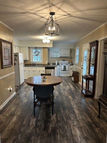 Gorgeous 3-bedroom house in charming Saluda County!  Short drive to the Masters!