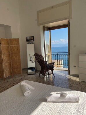 1 bedroom, WiFi, bed sheets - Parthenope House (Napoli)