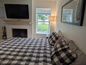 4 bedrooms, iron/ironing board, bed sheets - Beautiful views at LBJ Lakehouse with double lot (Granite Shoals)