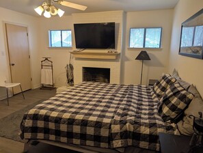 4 bedrooms, iron/ironing board, bed sheets - Beautiful views at LBJ Lakehouse with double lot (Granite Shoals)