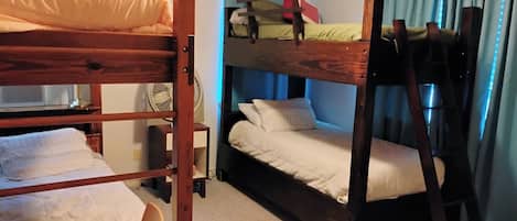4 habitaciones, tabla de planchar con plancha y ropa de cama